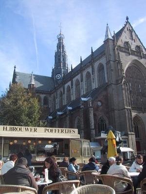 Lunch in the shadow or almost of the cathedral at Haarlem was just what we tourists needed. Sunny but cool. Glove weather..