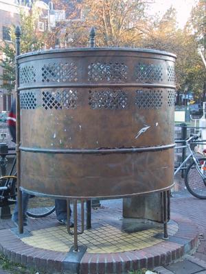 An Amsterdamian beats me to the urinal on our last evening in town. Who says theres no privacy?