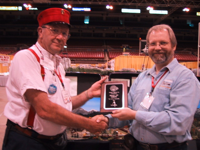 John Selkird, Chief NMRA Judge, presents Jeffrey MacHan the Best in Show award at the NMRA 2001 NTS.