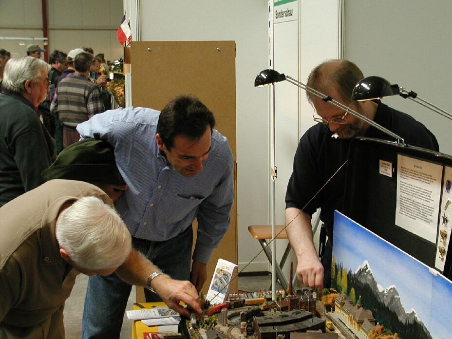 Dominique and Terry pitch in to rerail some wayward cars. (photo courtesy Gerhard Beuttenmüller)
